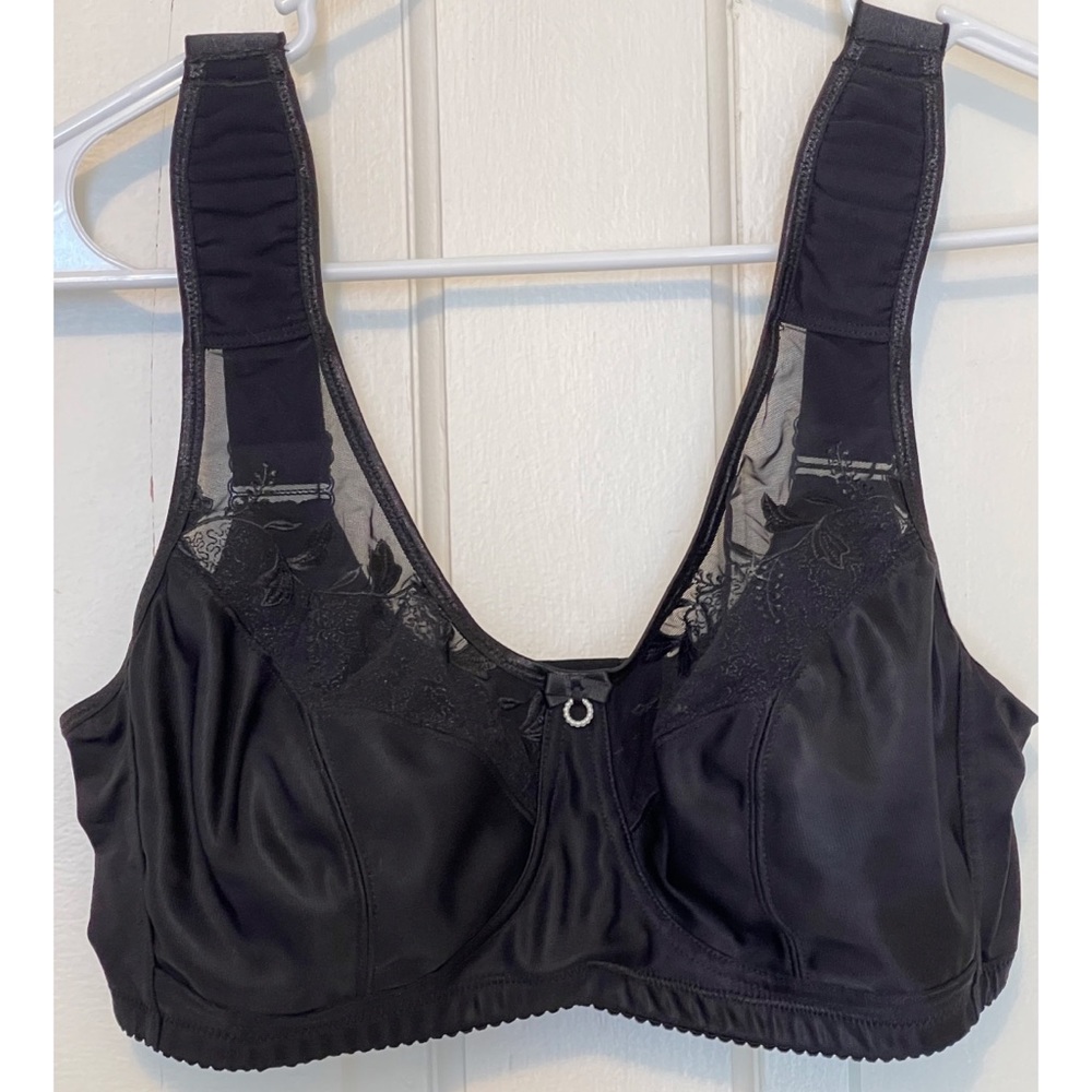 Exclusive of Trims 40C Black Bra